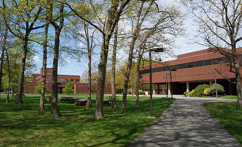 File:Bristol Community College campus, Fall River, Massachusetts (April 2010).jpg