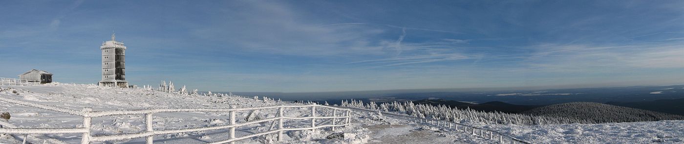 Wintertraum am Gipfelrundweg: Links ist der Turm der Wetterwarte zu erkennen. Die kleine Hütte links von der Wetterwarte gehört übrigens zum Brockengarten, der vorne hinter dem Zaun im Winterschlaf liegt.
