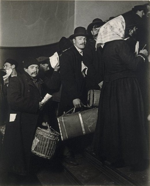 Immigranten op Ellis Island, de grenspost voor immigranten in de 19e eeuw