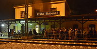 Lidé očekávají příjezd posledního osobního vlaku do nádraží Praha-Bubeneč.