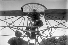 Bild und Text aus dem Bundesarchiv (1927), Fotograf: Georg Pahl: „Das Rotationsflugzeug der Zukunft! Das Rotationsflugzeug des deutschen Ing. Zaschka […] konnte auf dem Prüfstand senkrecht starten.“