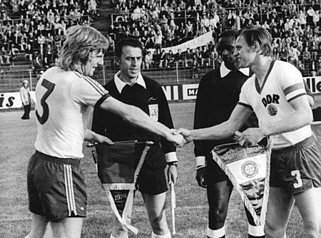 Bundesarchiv Bild 183-N0615-0012, Fußball-WM, DDR - Australien 2-0.jpg