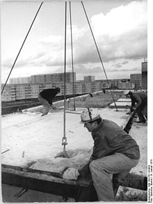 Bundesarchiv Bild 183-P0114-0003, Neubrandenburg, Bauarbeiter Fertigteile montierend.jpg