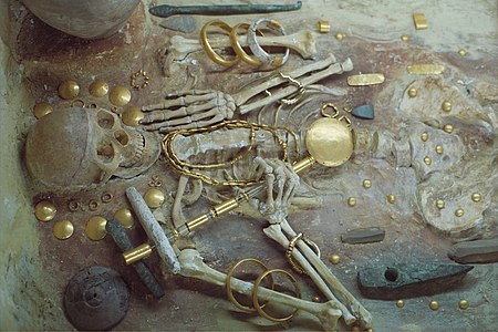 Tập_tin:Burial_with_gold_treasure,_4600-4200_BC,_AM_Varna,_Varm25.jpg