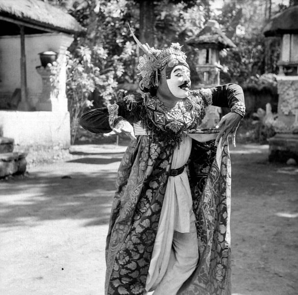 File:COLLECTIE TROPENMUSEUM Balinese maskerdans uitgevoerd door de beroemde danser Ida Bagus Ktut TMnr 10004727.jpg