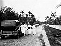 COLLECTIE TROPENMUSEUM Missionarissen van de MSF bij een auto Borneo TMnr 60051433.jpg