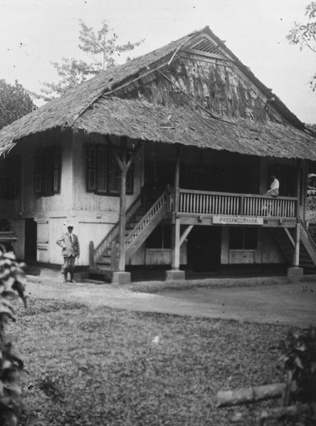 File:COLLECTIE TROPENMUSEUM Pasanggrahan bij het Tondano-meer TMnr 60034949.jpg