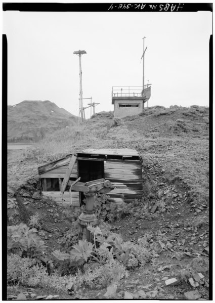 File:COMMAND POST HILL, MACHINE GUN MOUNT WITH MESSAGE CENTER, LOOKING SOUTH - Naval Operating Base Dutch Harbor and Fort Mears, Joint Command Post, Unalaska, Aleutian Islands, AK HABS AK,1-UNAK,2-E-4.tif