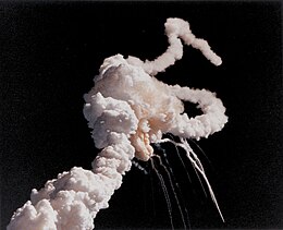 Dim i debris nakon eksplozije šatla Challenger