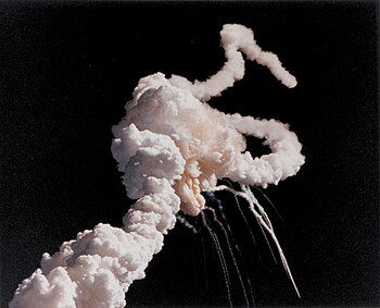Space Shuttle Challenger's smoke plume after t...