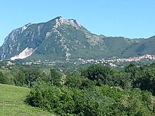 Chiusano di San Domenico (AV) e il monte Tuoro.jpg