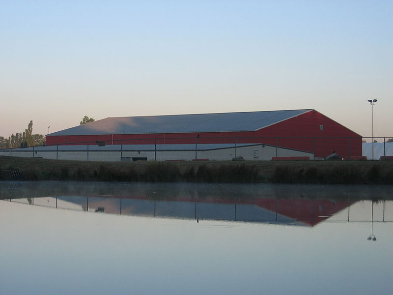 File:Cloverdaleshowbarn.jpg