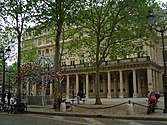 Place Colette with the Kiosque des noctambules (left). The building in the background is the Comédie-Française