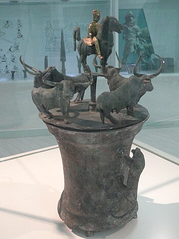 Cowrie container (bronze, Western Han) - Yunnan Provincial Museum - DSC02268.JPG