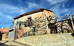 Paisaje urbano de Cuesta del Rato (Castielfabib, Valencia), detalle de construcciones tradicionales (vernaculares), 2018.