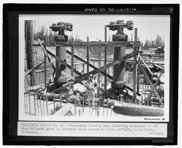 File:DESCHUTES. WICKIUP DAM. OPERATING MECHANISM OF 96" RING FOLLOWER GATES IN CONCRETE BLOCK POURED TO ELEV. 4276.25. M.E. WALSH, INSPECTOR. Photocopy of historic photograph (original HAER OR-112-A-16.tif