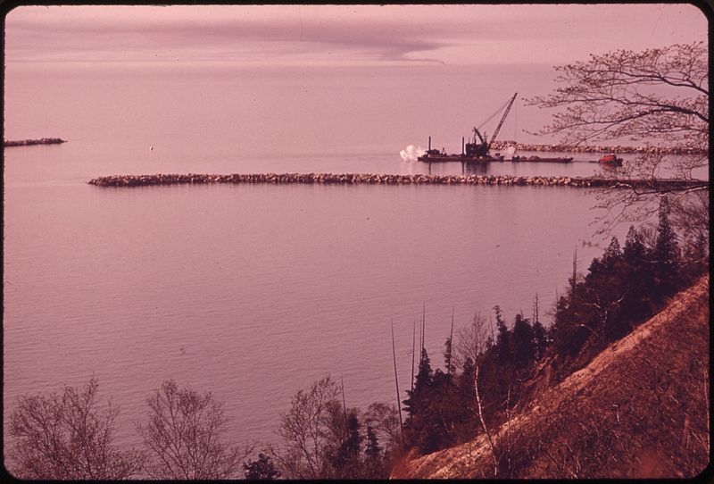 File:DREDGE BARGE AT WORK INSIDE BREAKWATER OF CONSUMER POWER PLANT AT LUDINGTON. THERMAL INVERSION HOLDS SMOKE FROM... - NARA - 547109.jpg