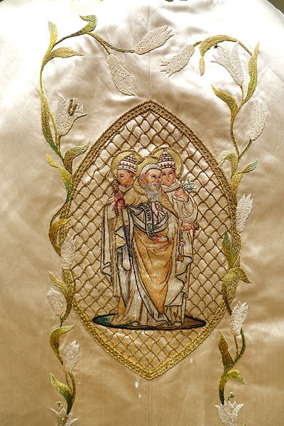 File:Dalmatic, 19th century, silk, view 2 - Saint Ignatius Church, San Francisco, CA - DSC02643.JPG