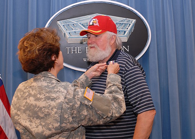 Daniels being presented with the Office of the Secretary of Defense Medal for Exceptional Public Service during a visit to the Pentagon in 2007.