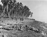 Soldados japoneses mortos durante o assalto às posições aliadas junto à barra do rio Ilu.