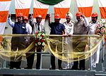 Miniatuur voor Bestand:Defence Minister Manohar Parrikar, Maharashtra Chief Minister Devendra Fadnavis and other dignitaries give a thumbs up during the undocking of INS Kalvari.JPG
