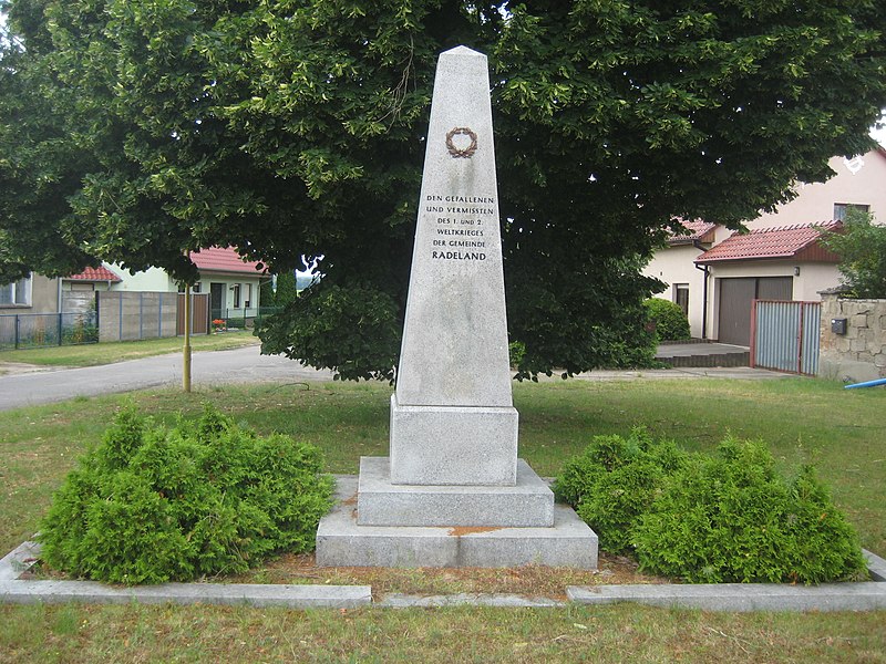 File:Denkmal 1. und 2.Weltkrieg - Radeland-2 - panoramio.jpg