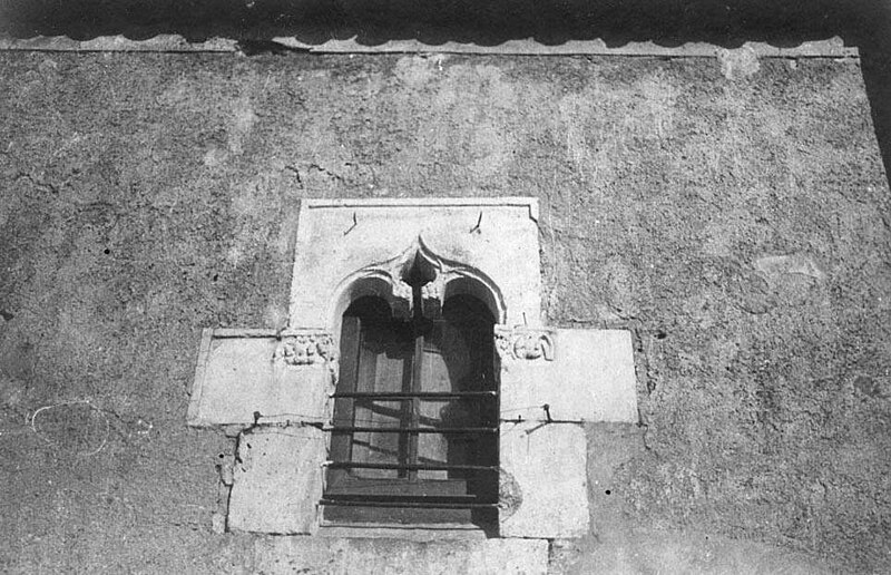 File:Detall d'una finestra de Ca n'Alsina o Cal Capataç (cropped).jpeg