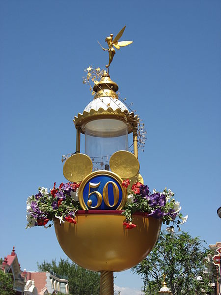 File:Disneyland-50th lamppost.jpg