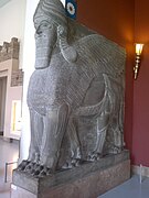 Kopie van die oorspronklike beeld in Irak: een van twee lamassu in Berlyn.