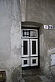 Typické malé dveře v domě na Blahoslavově ulici