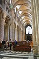 Stolnica v Durhamu. Anglija, ima okrašene zidane stebre, ki se izmenjujejo s slopi iz gruč, ki podpirajo najzgodnejša visoka rebra.