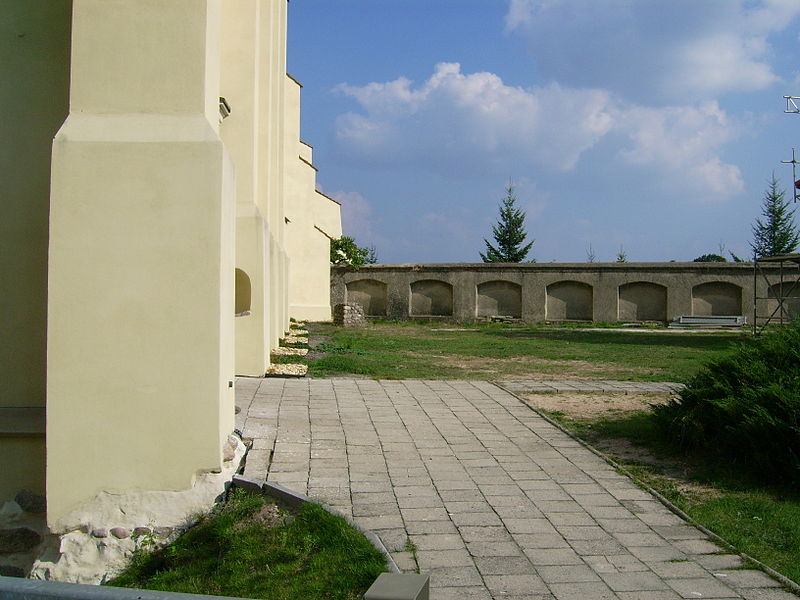 File:Dziedziniec kościelny.JPG