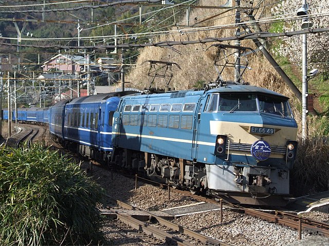 Combined Fuji/Hayabusa service hauled by an EF66 locomotive, March 2009