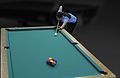 Eine Spielerin beginnt ein Spiel im 9-Ball-Pool