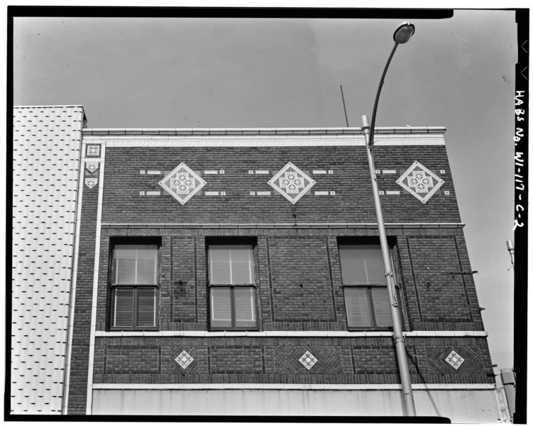 File:EXTERIOR, FRONT FACADE, CLOSE-UP OF SECOND STORY - Third Street Historic District, Frost Block, 230 Third Street, Wausau, Marathon County, WI HABS WIS,37-WASA,2C-2.tif