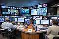 O Controle da Missão em Houston acompanha a transmissão entre o presidente Donald Trump na Casa Branca e a expedição no espaço.