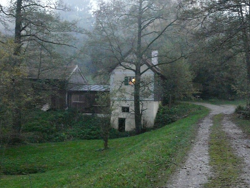 File:Ebersberg, EBE - Am Priel Nr 11 Wasserhaus v N.JPG