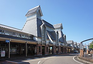 Echigo TOKImeki Railway Myoko Haneuma Line Takada Station building.jpg