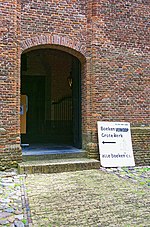 Miniatuur voor Bestand:Edam - Matthijs Tinxgracht - View East on Entrance Grote Kerk.jpg