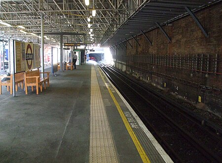 Edgware station platform 3 look north.jpg