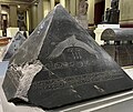 Pyramidion en granite exposé au Musée du Caire.