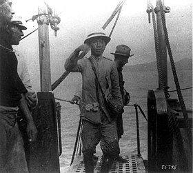 Emilio Aguinaldo boarding USS Vicksburg in Palanan Bay, facing the Philippine Sea Emilio Aguinaldo boarding USS Vicksburg.jpg