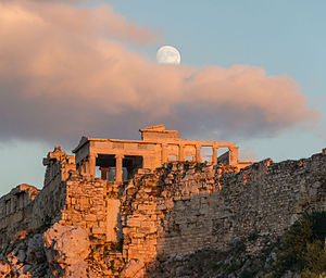 האקרופוליס באתונה, ומעליו ירח בשעת אחר הצהריים.