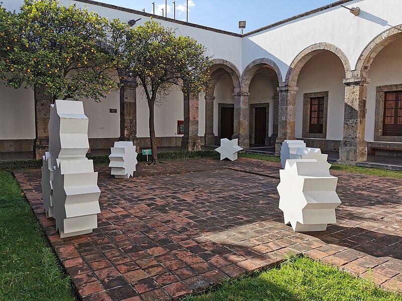 File:Escultura de Mathias Goeritz en Hospicio Cabañas, Guadalajara, Mexico.jpg