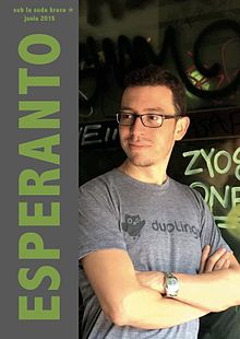 Kovrilpaĝo de Esperanto sub la Suda Kruco, junio 2015 (sur la kovrilo: Luis von Ahn, kreinto de Duolingo)