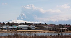 Blick über Hella mit Vulkanausbruch des Eyjafjallajökull. 2010