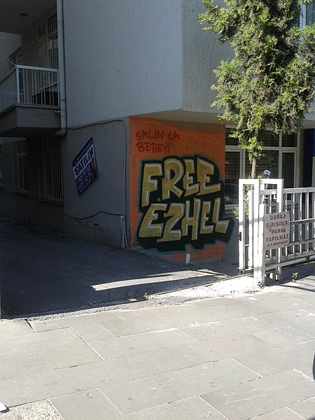 Graffiti in Ankara displaying the words "Free Ezhel" in reference to the artists arrest and detention in May 2018.