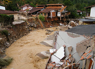 Teresópolis durante l’alluvione del Brasile del 2011, che ha causato la morte di 382 persone alla città e per lo meno 610 in totale.