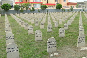 Rodinné hroby pro oběti chemického útoku z roku 1988 - Halabja - Kurdistán - Irák.jpg