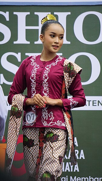 File:Fashion Show Batik Kediri Tingkat SMP Untuk Peringatan Hardiknas 3.jpg